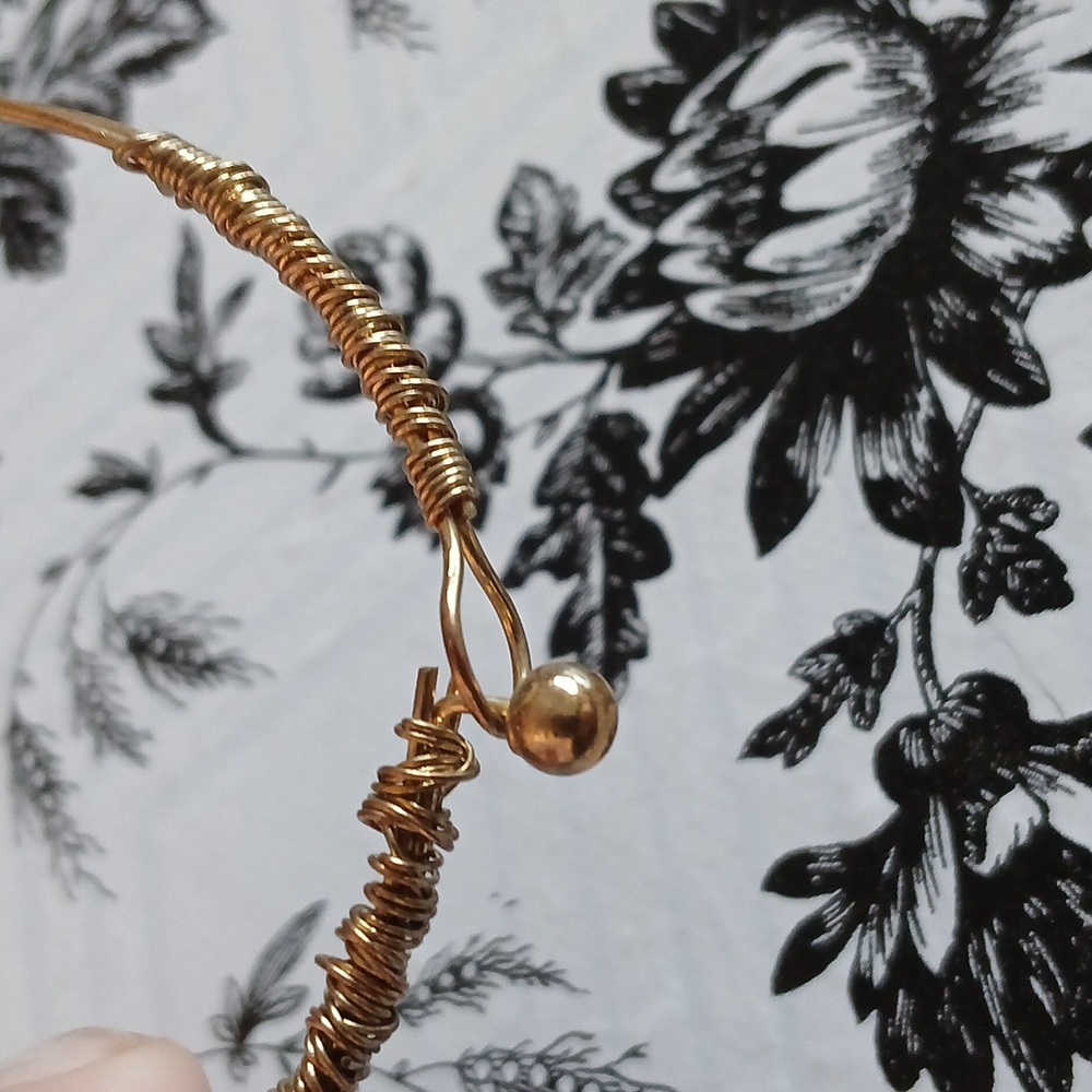 Vintage Goldtone Wire Faux Pearl Elegant Feminine Girly Coquette Bracelet - Picture 4 of 10